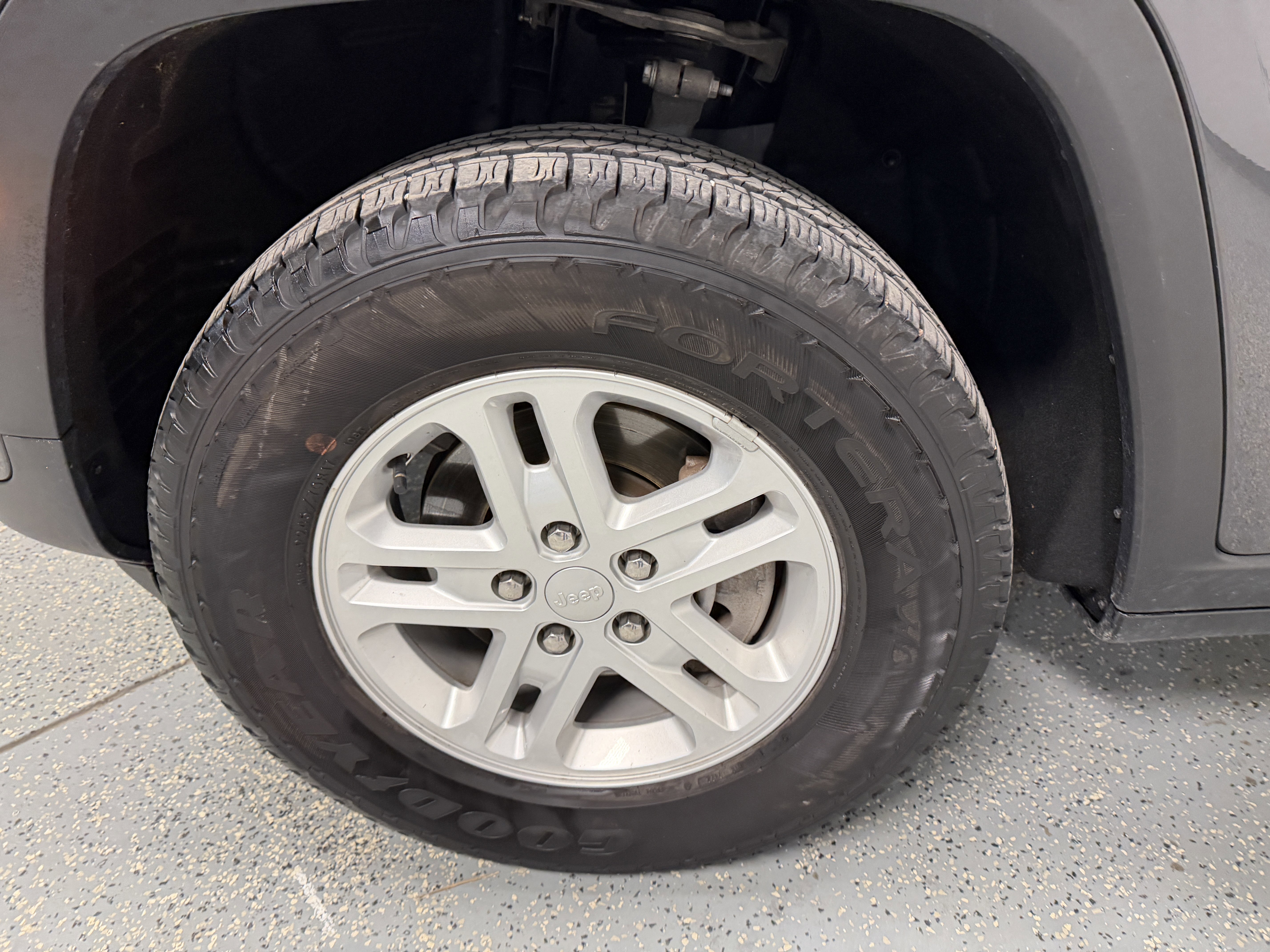 Used 2023 Jeep Grand Cherokee Laredo image 30