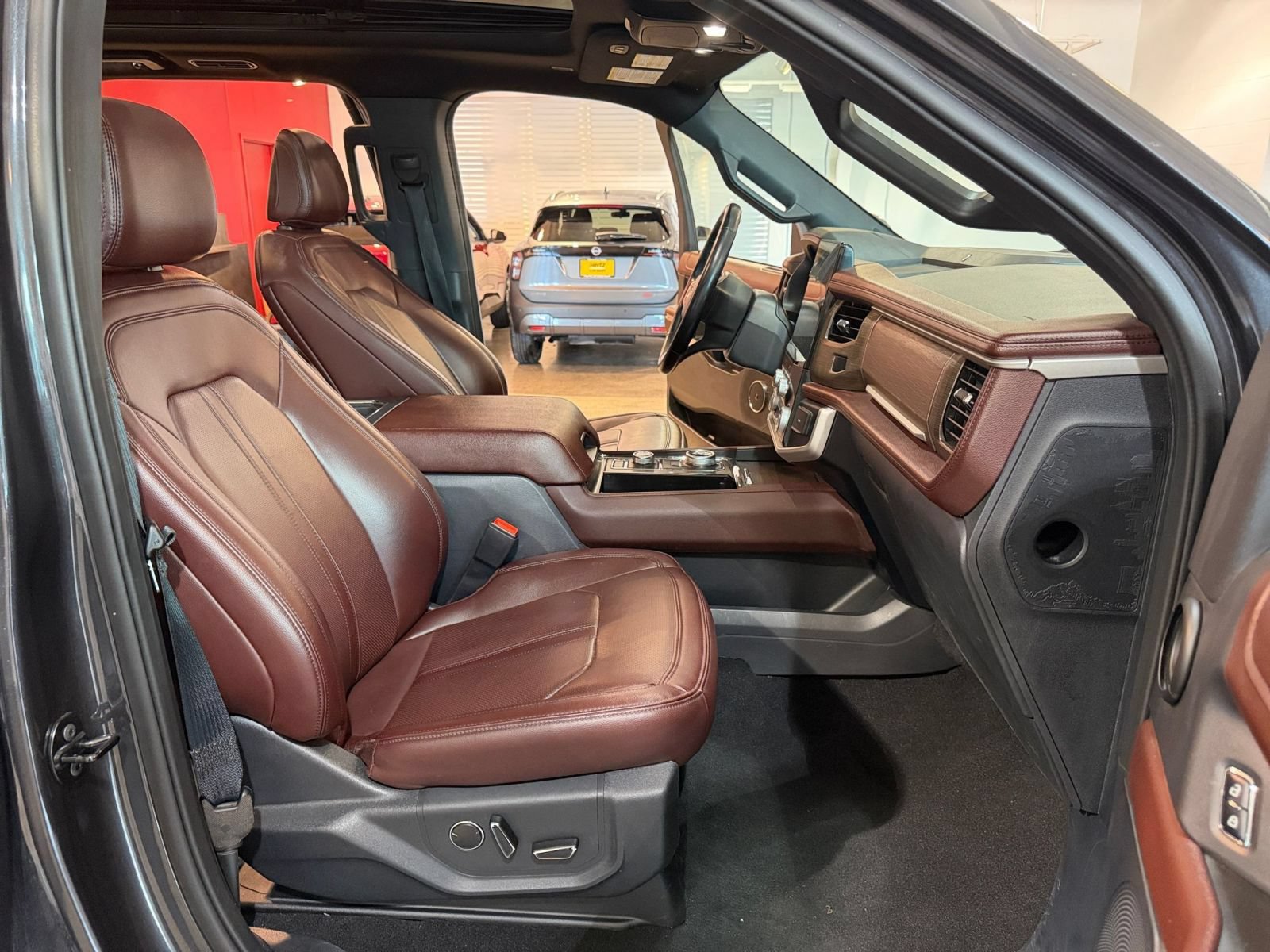 Used 2024 Ford Expedition Limited AWD/4WD image 34