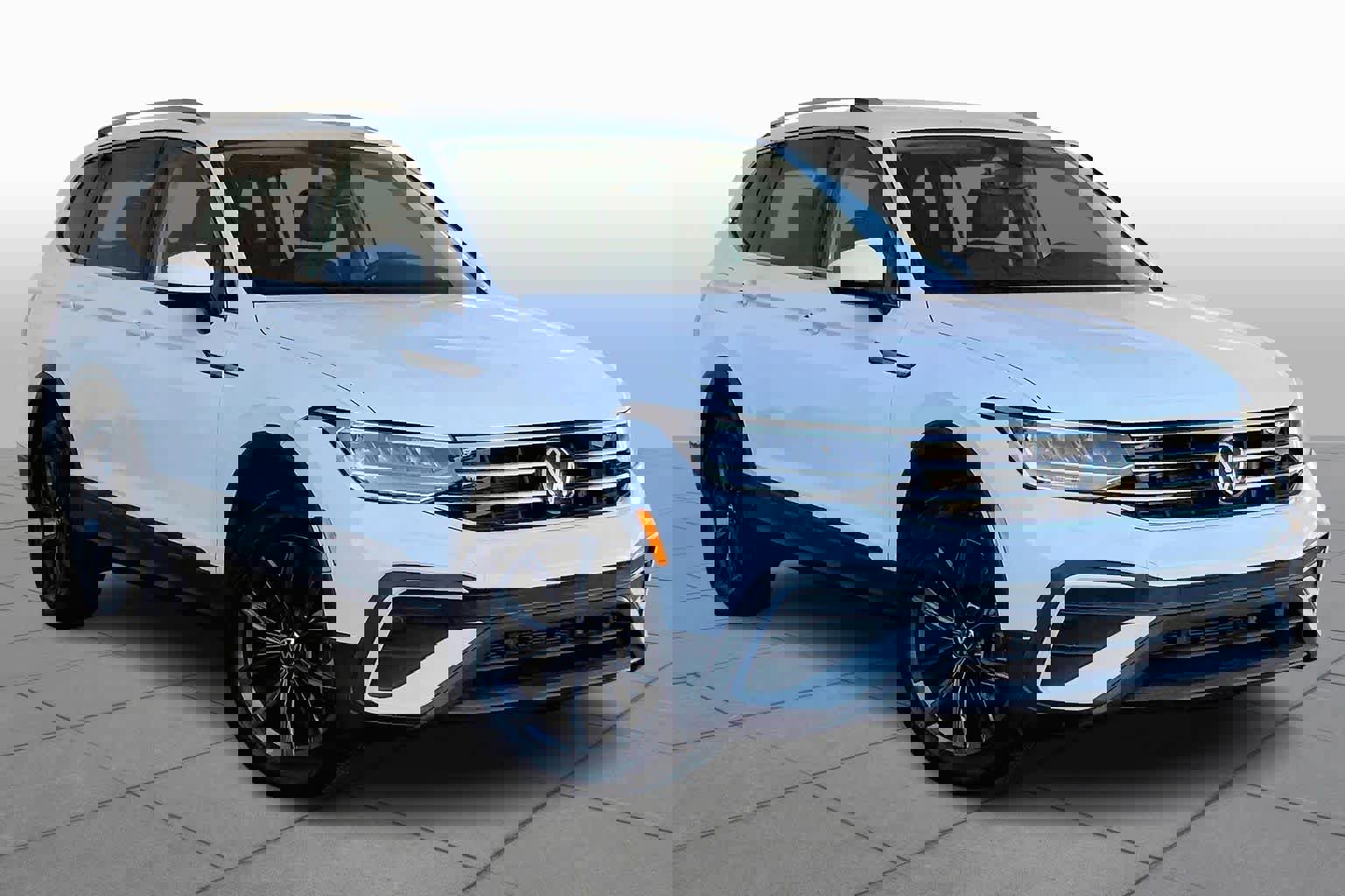 Used 2022 Volkswagen Tiguan SE image 3