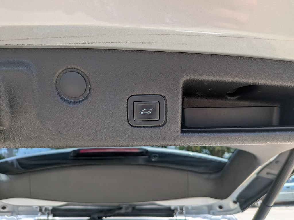 Used 2018 Chevrolet Equinox Premier FWD image 17