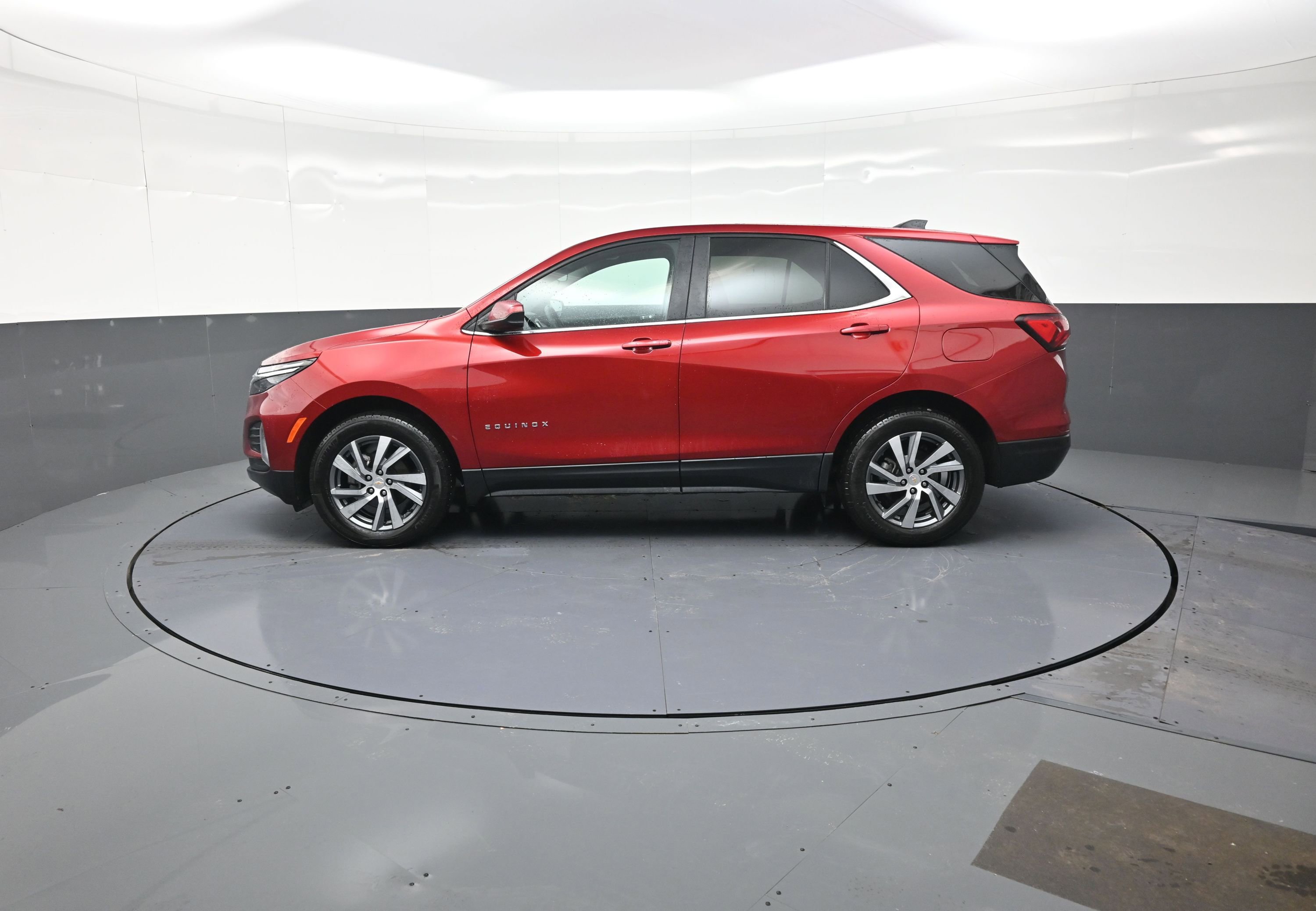 Used 2024 Chevrolet Equinox LT image 2