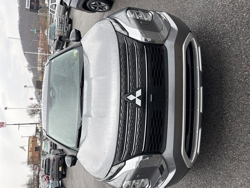 Used 2022 Mitsubishi Outlander SE image 3