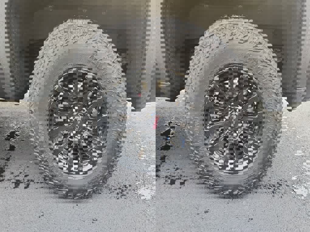 Used 2023 GMC Sierra 1500 AT4X image 12