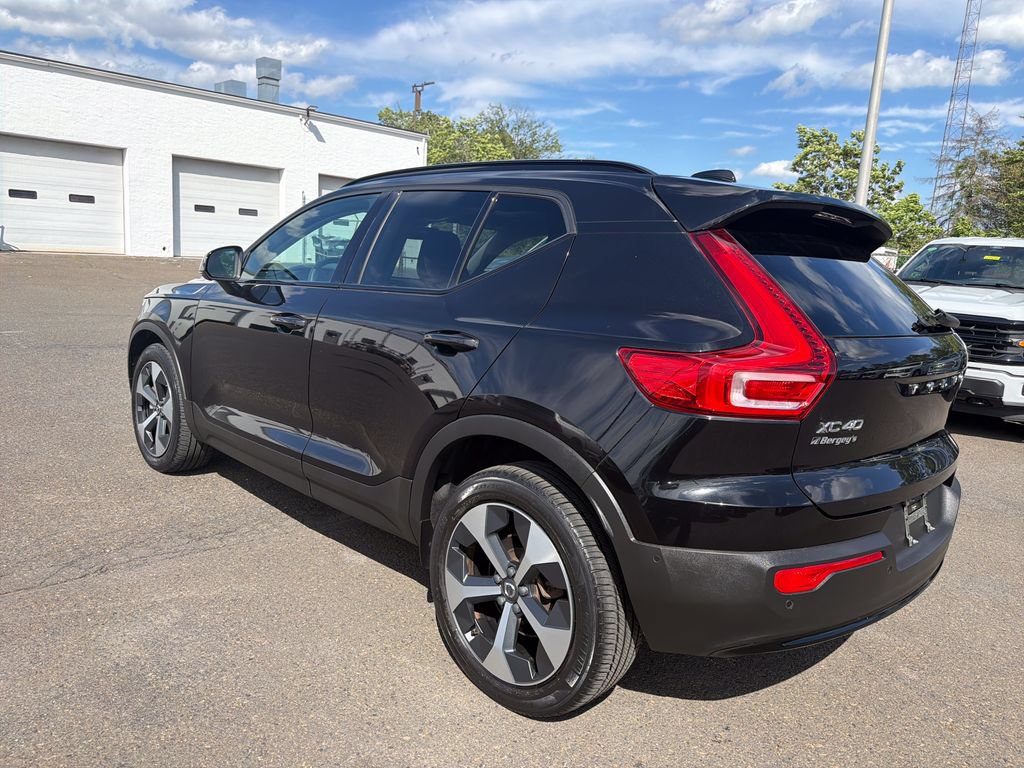 Used 2023 Volvo XC40 B5 Plus w/ Driver Assist Package AWD/4WD image 3