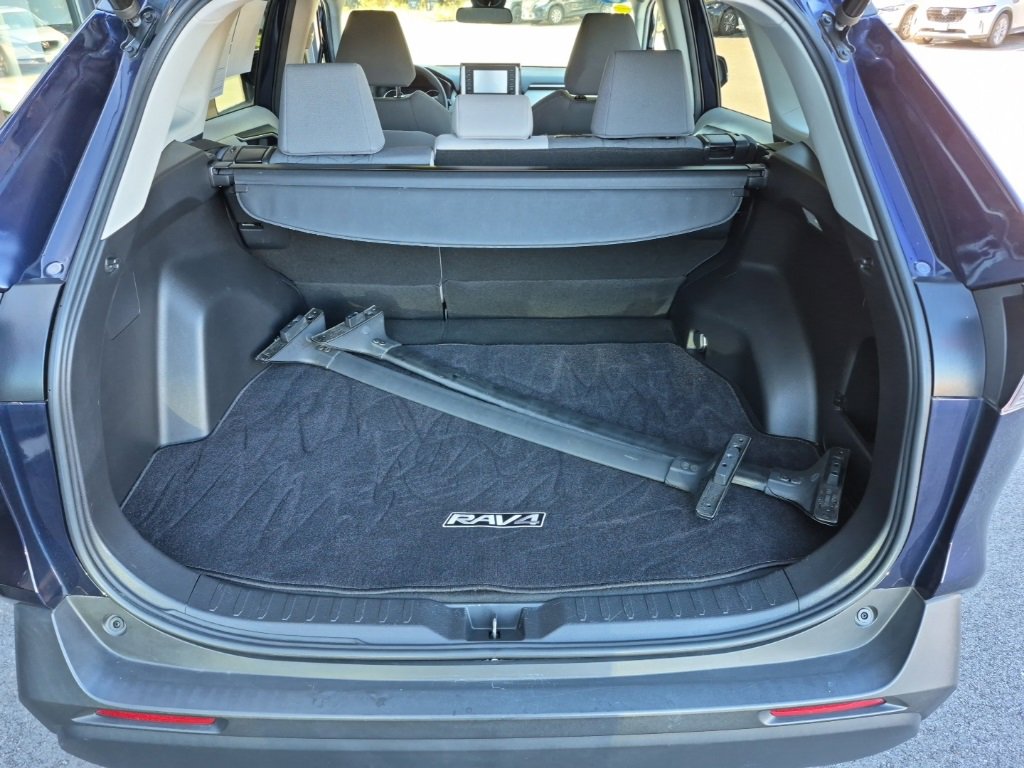 Used 2021 Toyota RAV4 XLE image 10