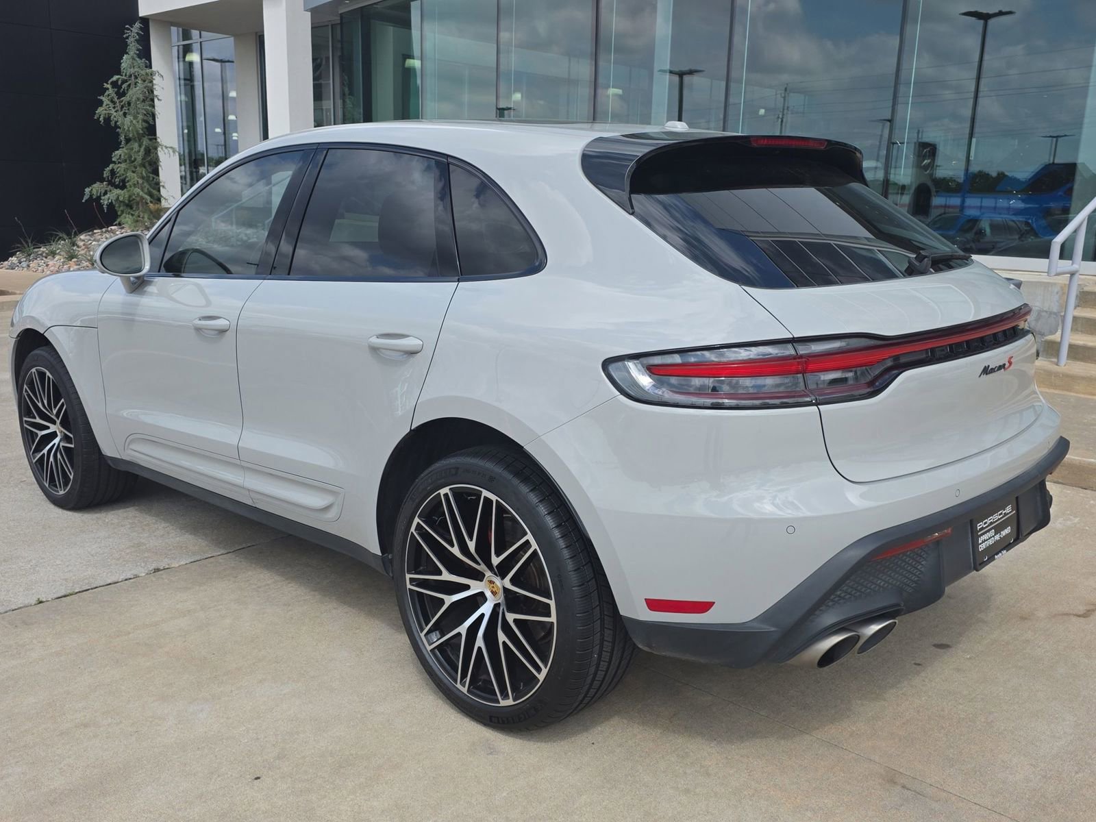 Certified 2023 Porsche Macan S image 3