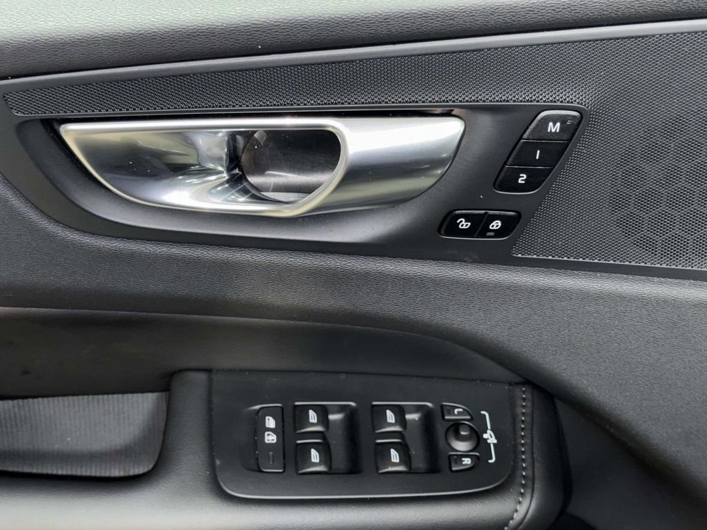 Used 2025 Volvo XC60 B5 Plus image 21