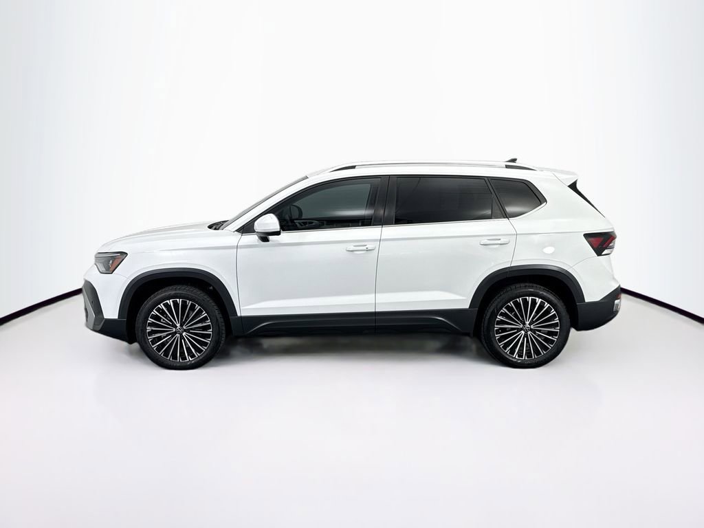Used 2025 Volkswagen Taos SE w/ Panoramic Sunroof Package image 8