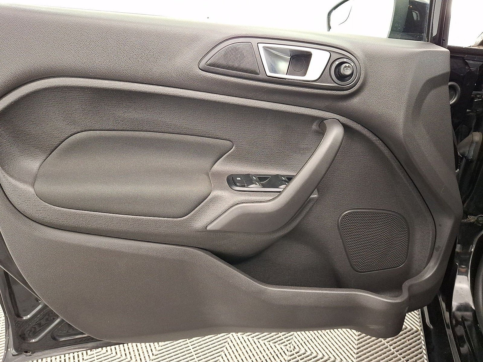 Used 2015 Ford Fiesta SE FWD image 2