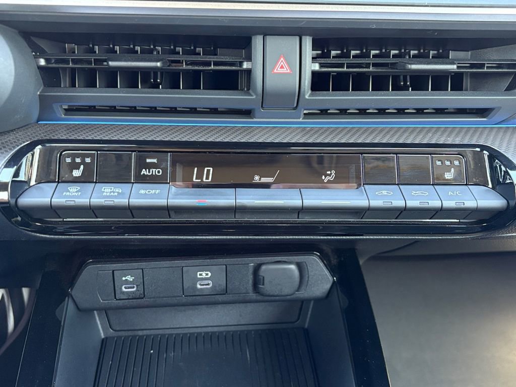 Used 2025 Toyota Prius XLE image 27