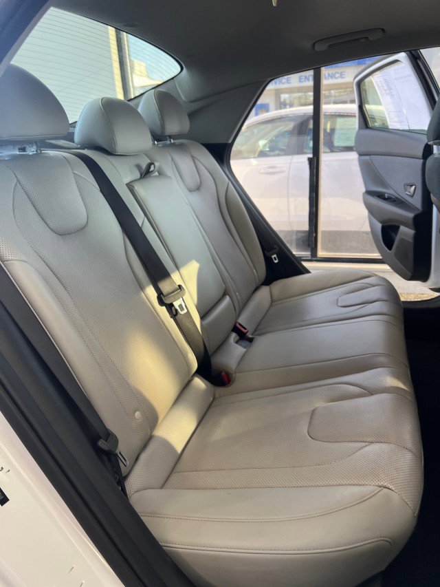 Used 2021 Hyundai Elantra Limited image 11