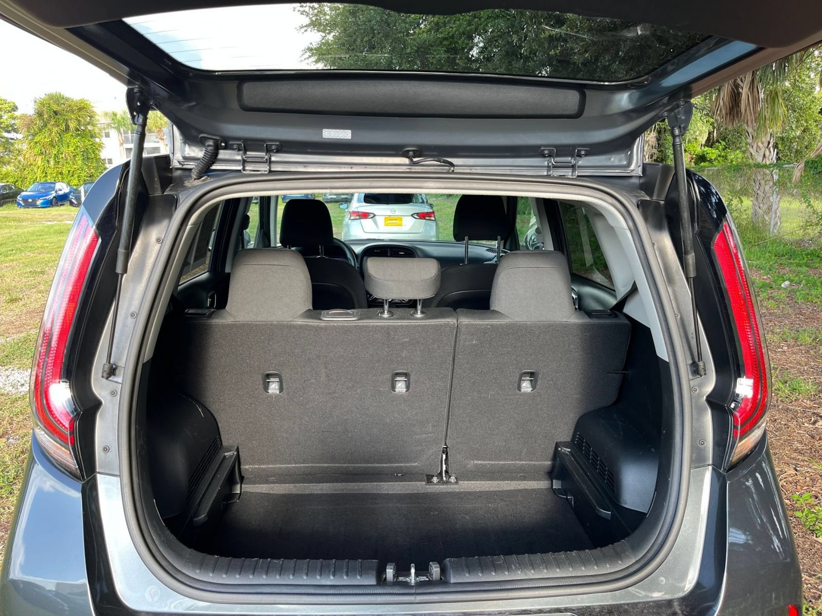 Used 2025 Kia Soul LX w/ LX Technology Package FWD image 28