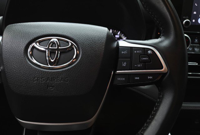 Used 2023 Toyota Highlander LE AWD/4WD image 23