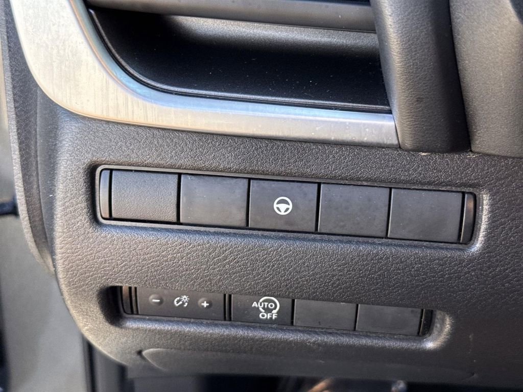 Used 2023 Nissan Rogue SV AWD/4WD image 16
