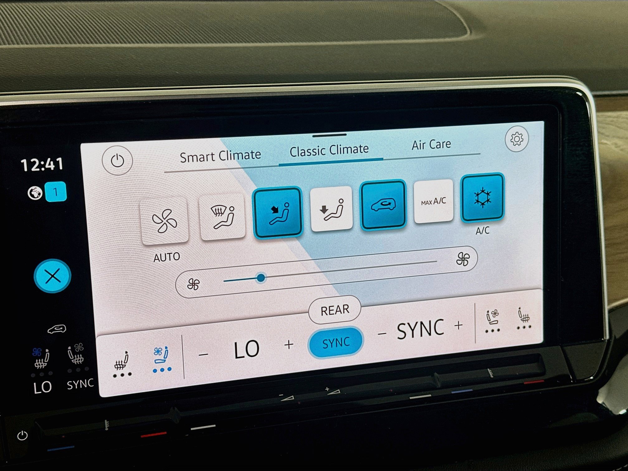 Used 2025 Volkswagen Atlas SE FWD image 24
