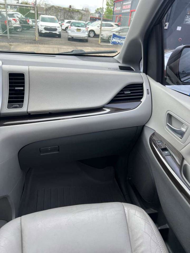 Used 2020 Toyota Sienna XLE w/ XLE Navigation Package AWD/4WD image 25