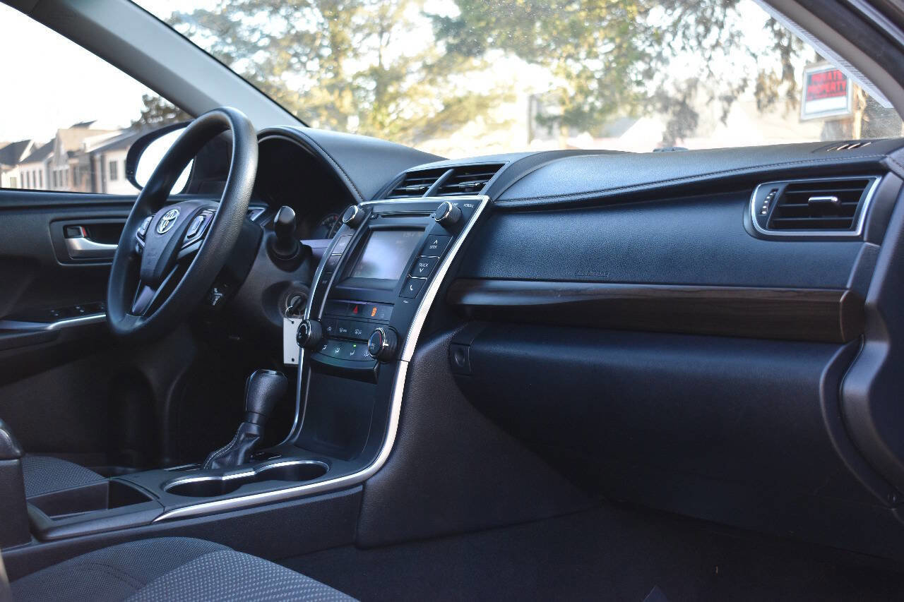 Used 2015 Toyota Camry LE FWD image 16