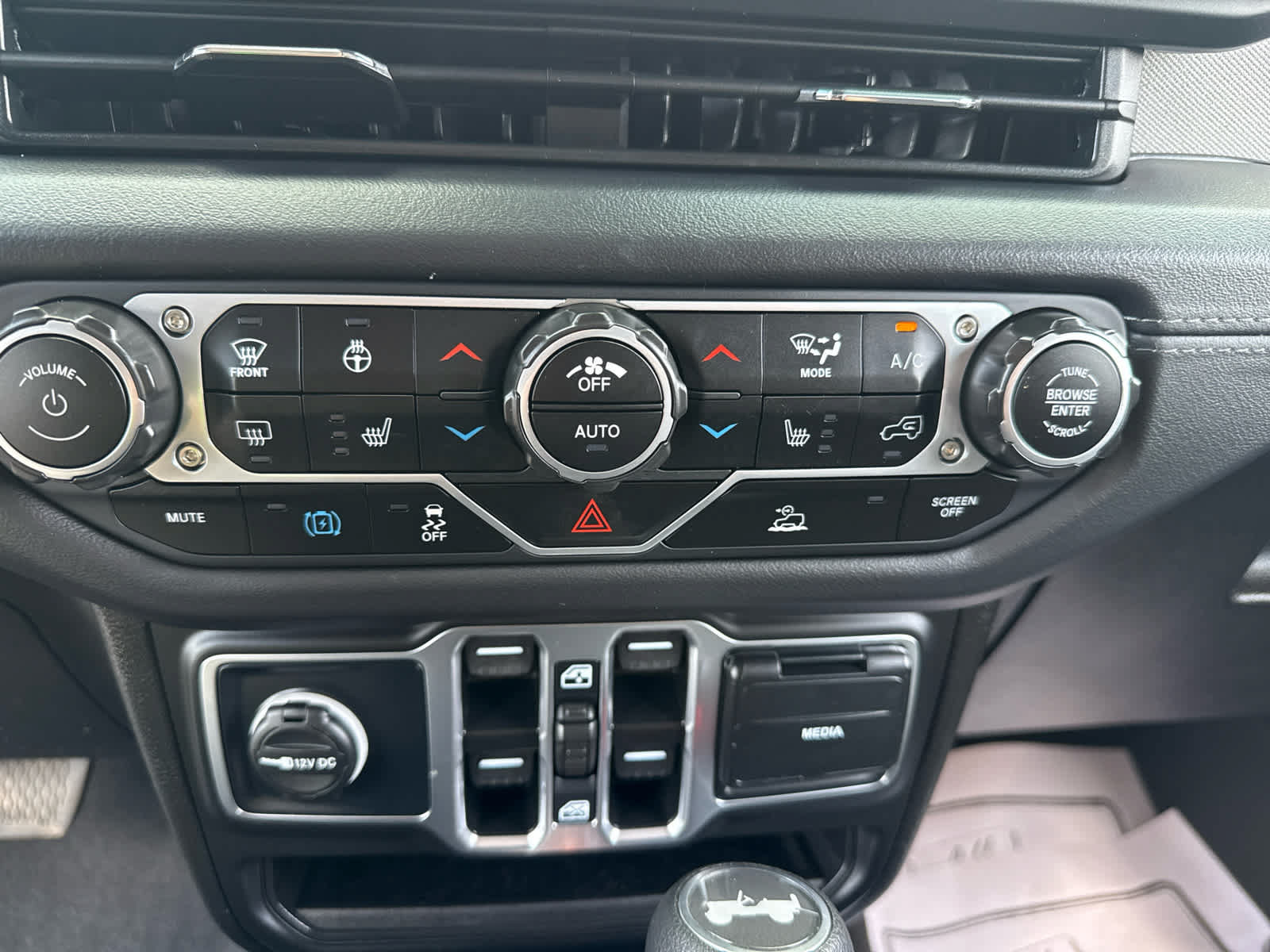 Used 2025 Jeep Wrangler Unlimited Sahara AWD/4WD image 24