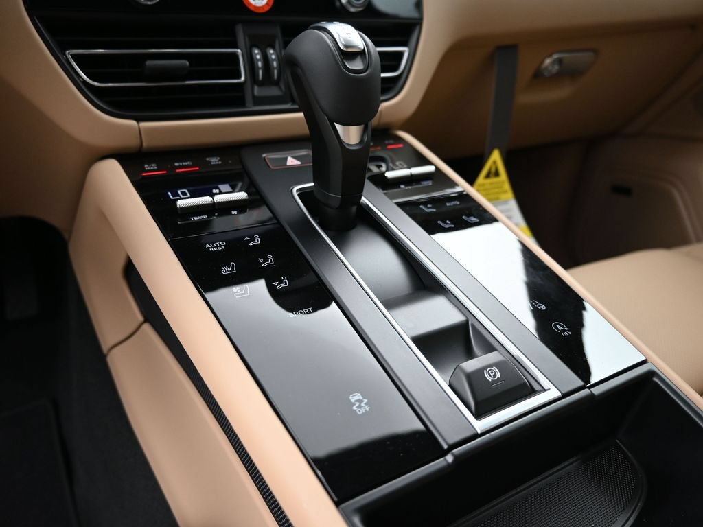 Certified 2026 Porsche Macan AWD/4WD image 12