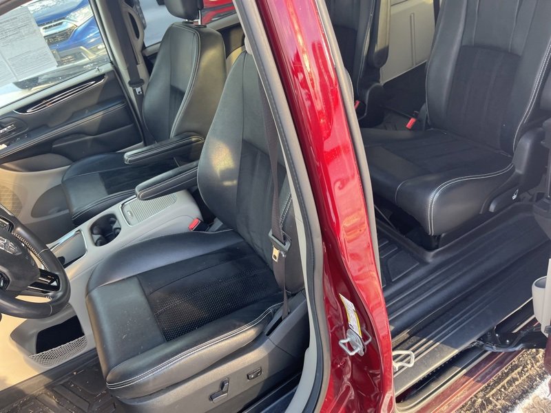 Used 2018 Dodge Grand Caravan SXT image 14