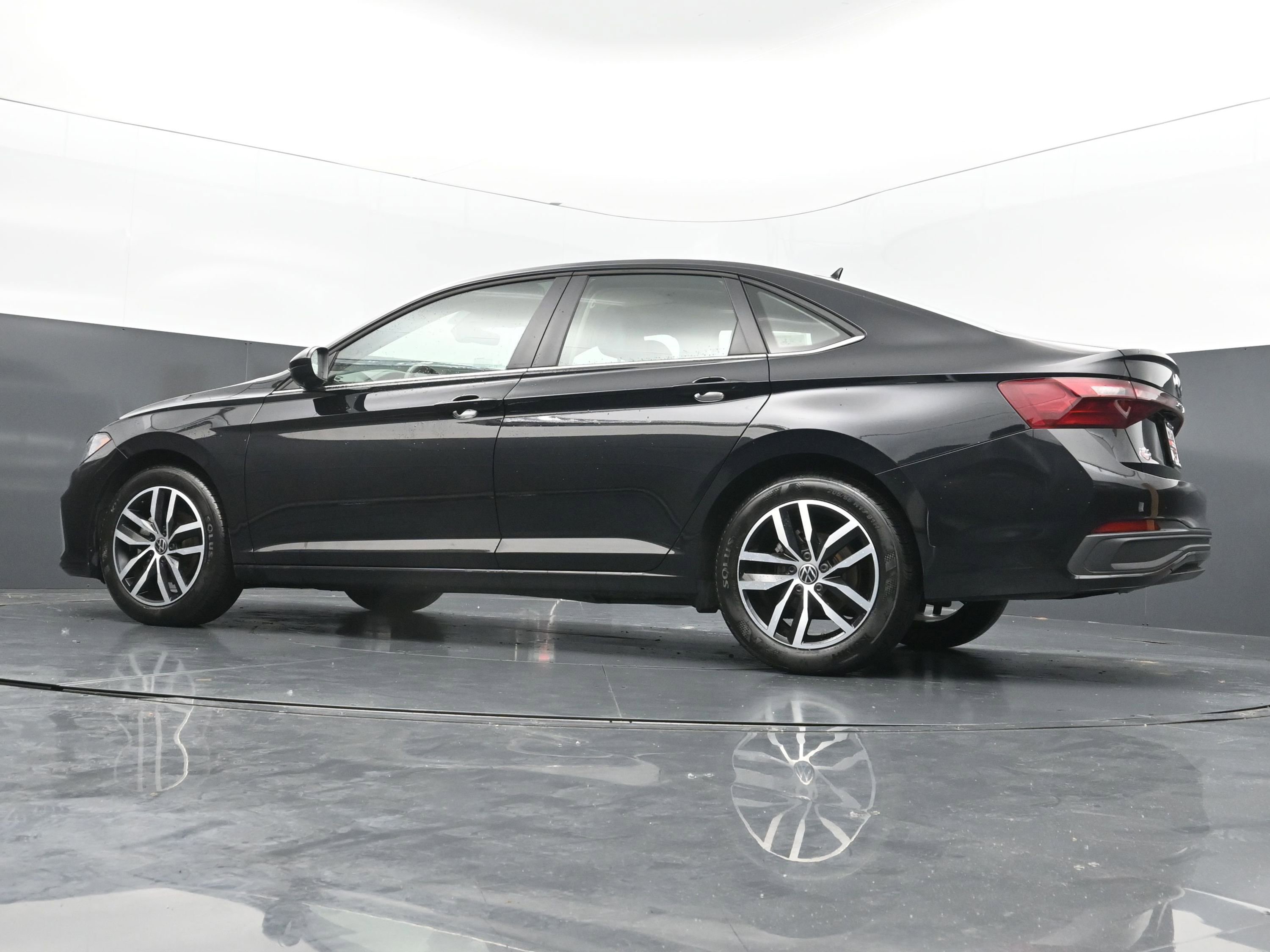 Used 2026 Volkswagen Jetta SE FWD image 36