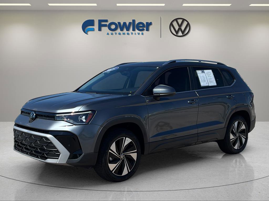 Used 2025 Volkswagen Taos SE AWD/4WD image 3