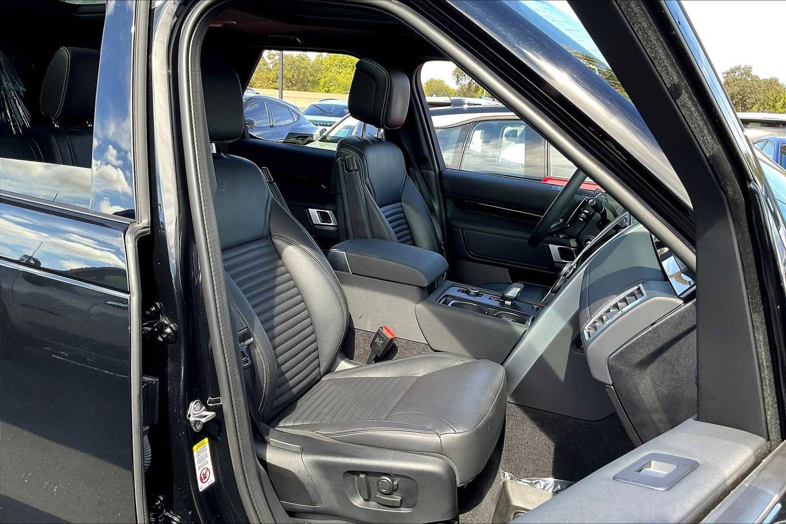 Used 2025 Land Rover Discovery S image 10