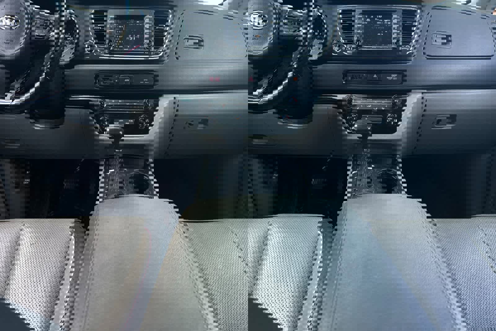 Used 2017 Kia Sedona LX w/ LX Essentials Premium Package image 4