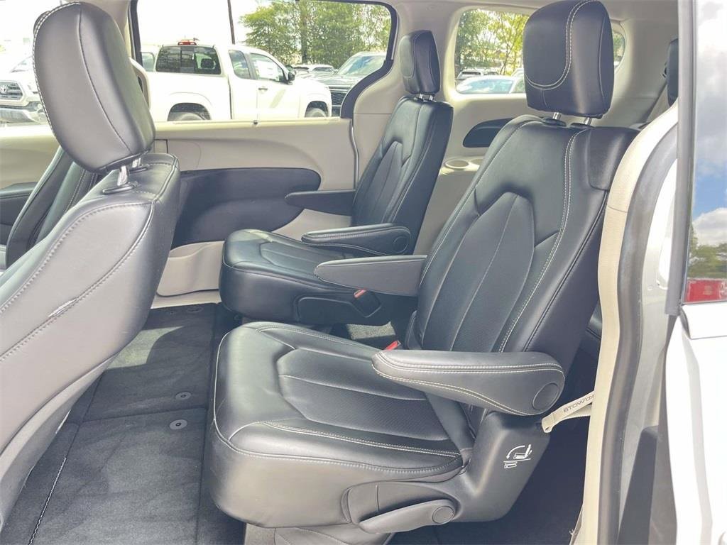 Used 2024 Chrysler Pacifica Touring-L image 23