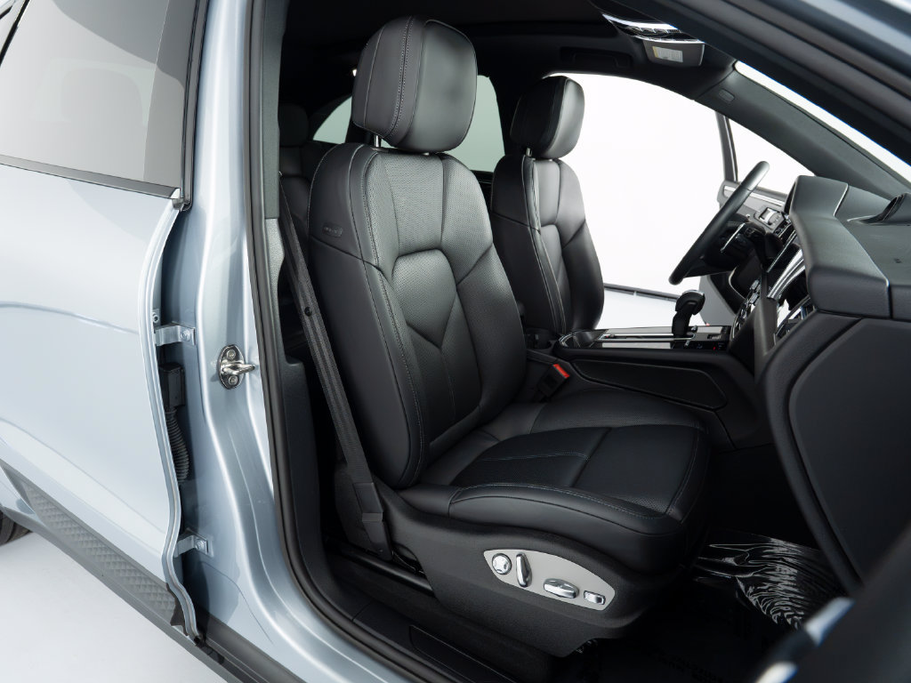 Certified 2026 Porsche Macan AWD/4WD image 40