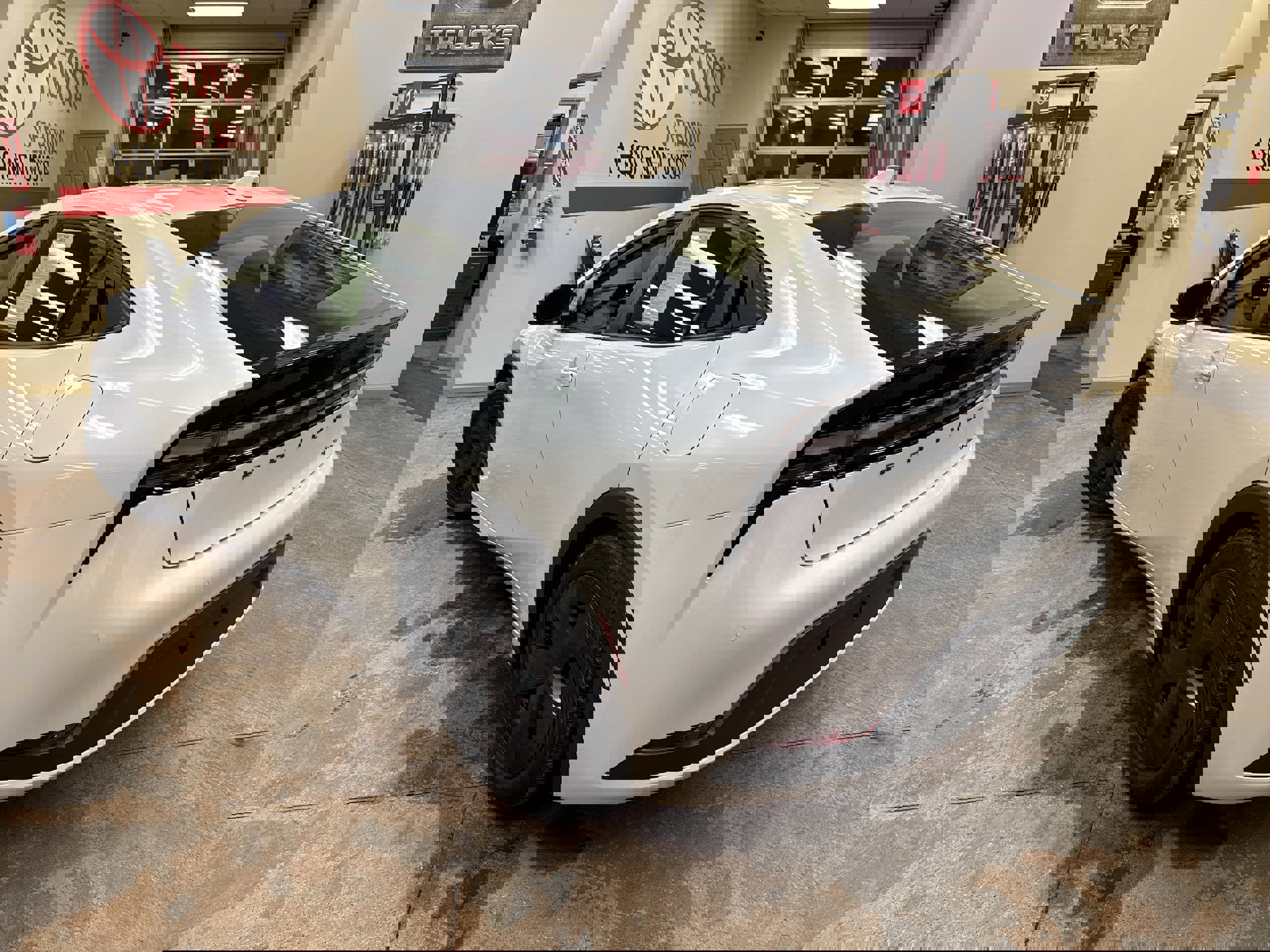 Used 2025 Toyota Prius SE image 8