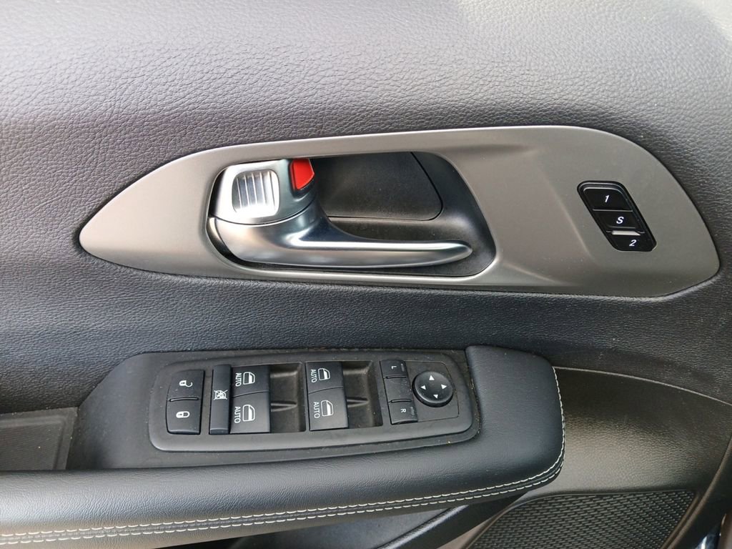 Used 2025 Chrysler Pacifica Select FWD image 11