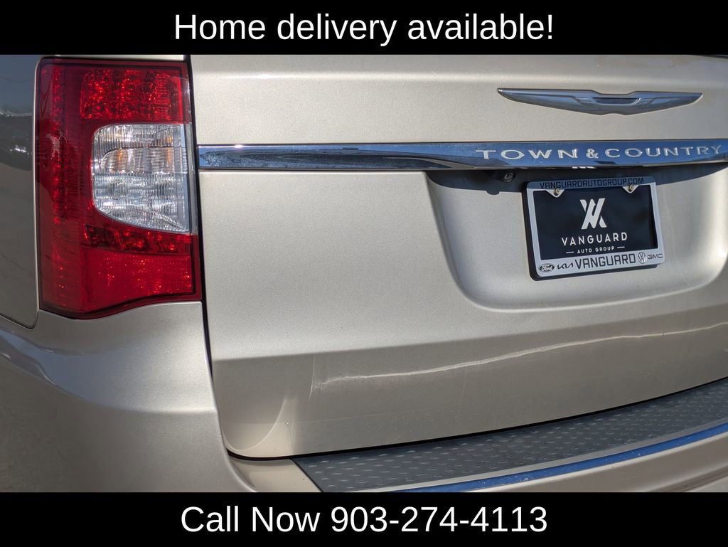Used 2014 Chrysler Town & Country Touring-L w/ Driver Convenience Group image 7