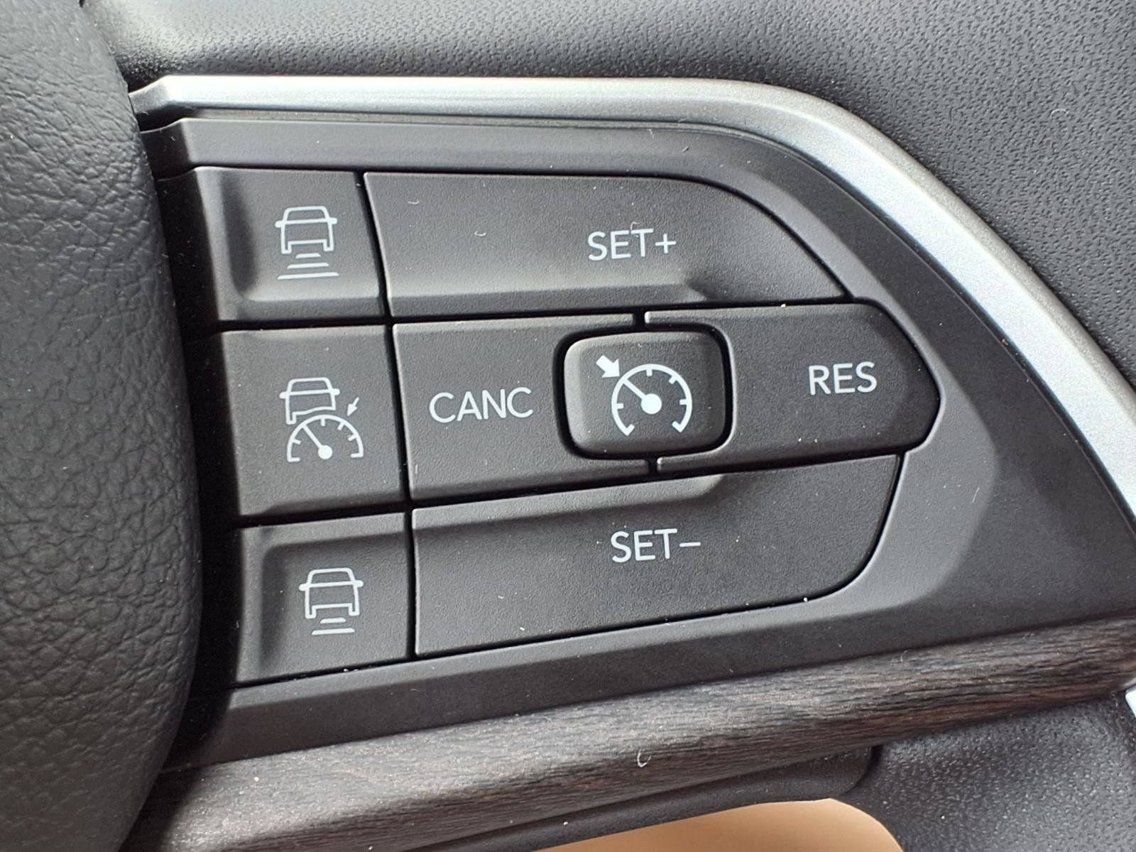 Used 2023 Jeep Grand Cherokee Limited w/ Luxury Tech Group II RWD image 14