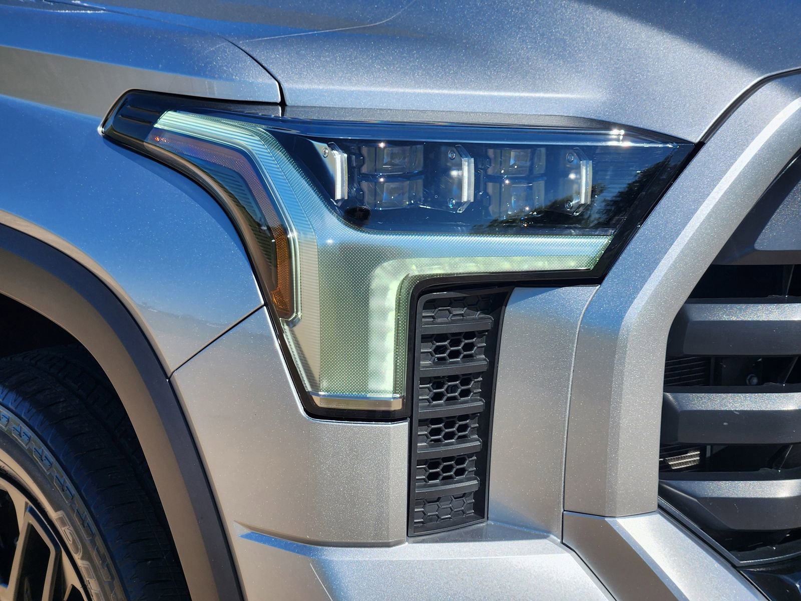 Used 2025 Toyota Tundra Limited AWD/4WD image 11