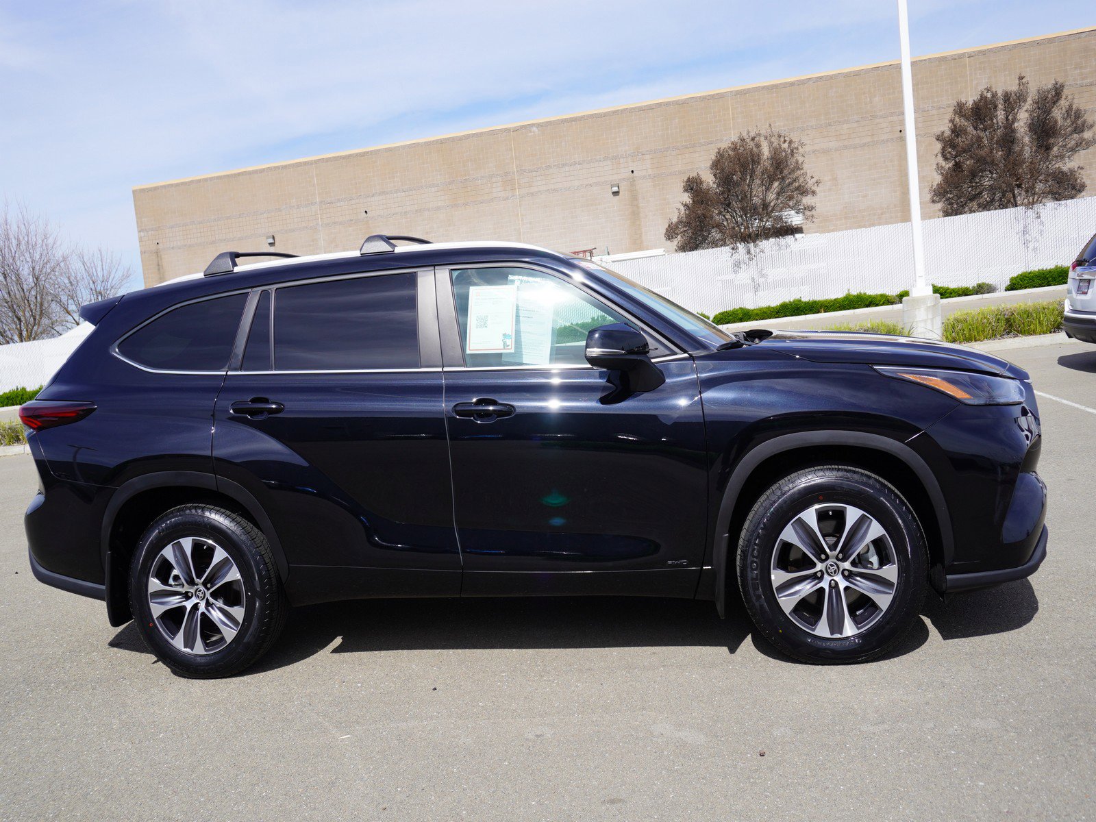 Used 2024 Toyota Highlander XLE image 4
