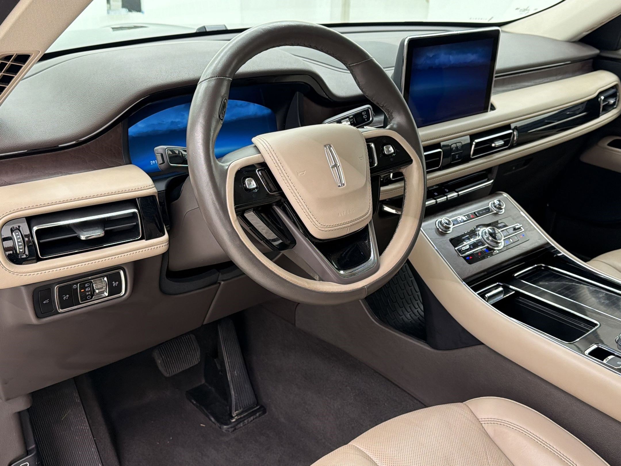 Used 2024 Lincoln Aviator Reserve w/ Equipment Group 201A AWD/4WD image 4