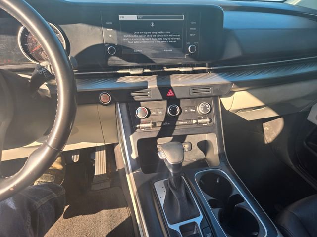 Used 2022 Kia Carnival LX FWD image 2