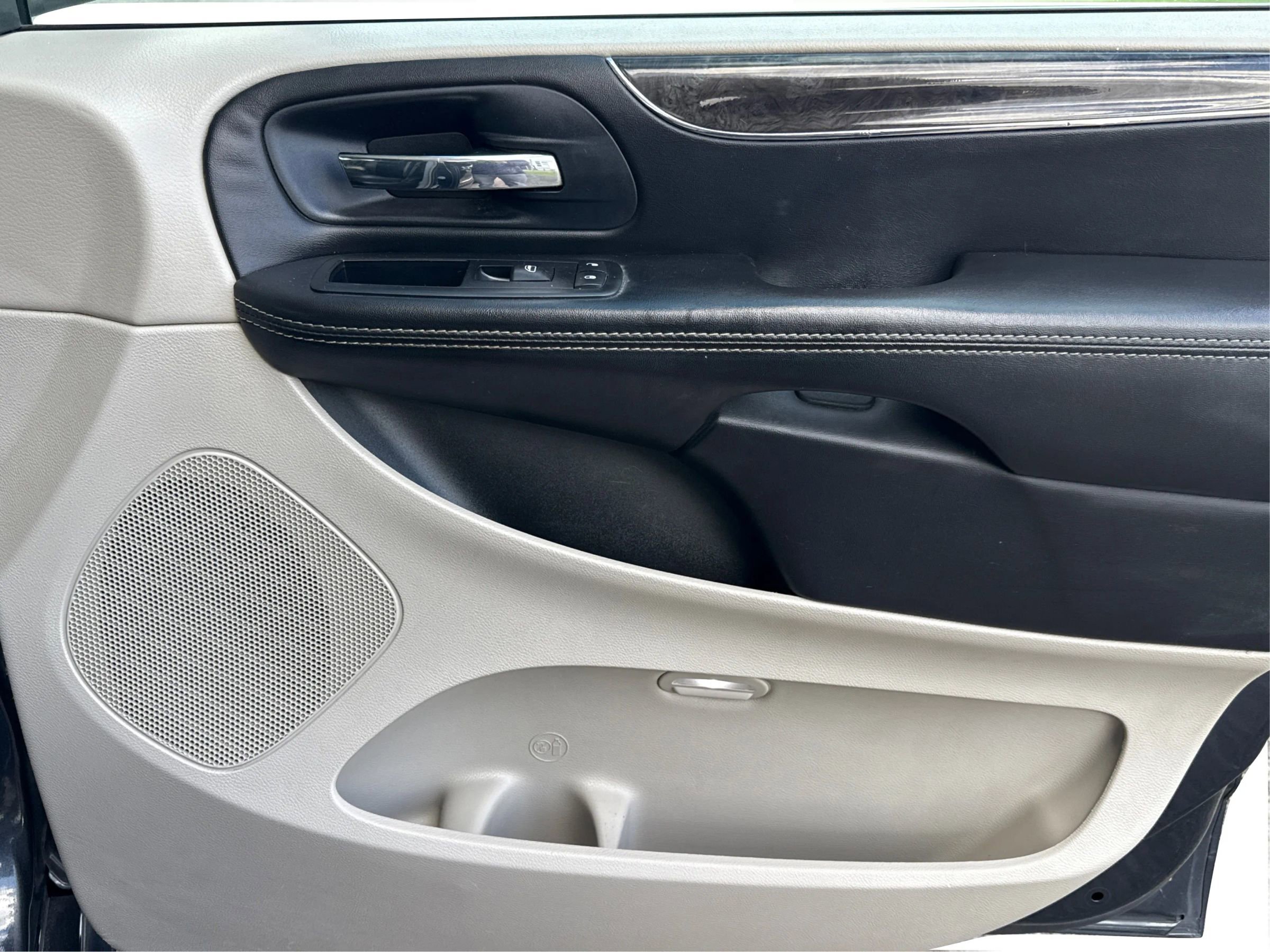 Used 2014 Chrysler Town & Country Touring image 22