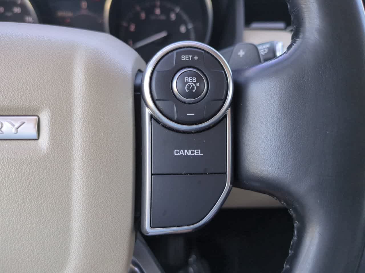 Used 2017 Land Rover Discovery SE AWD/4WD image 25