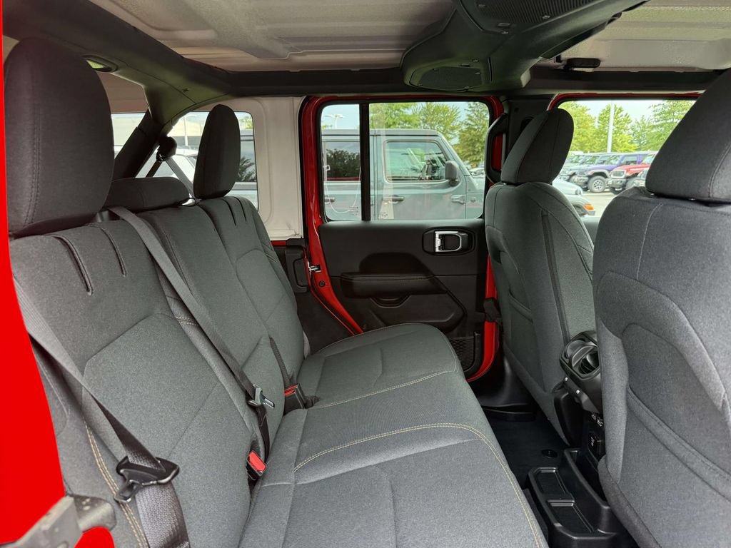 Used 2025 Jeep Wrangler Unlimited Sahara AWD/4WD image 16