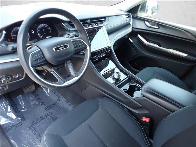 Used 2024 Jeep Grand Cherokee Laredo AWD/4WD image 10