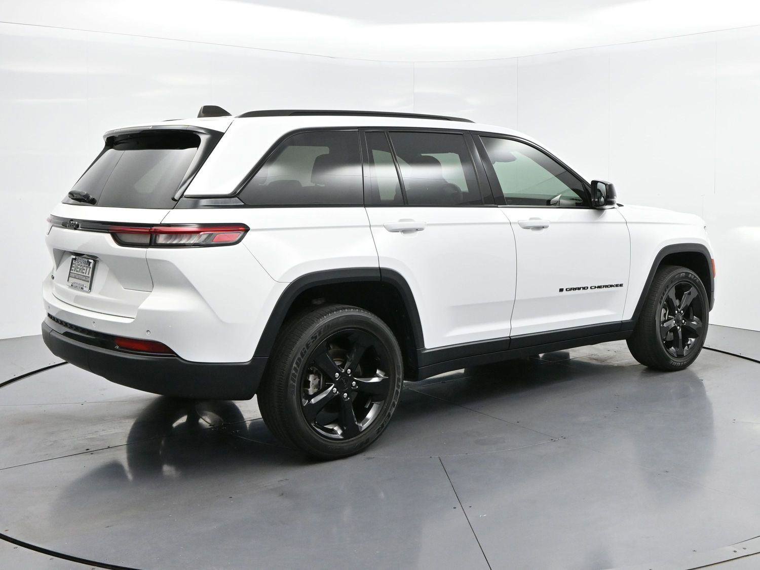 Used 2023 Jeep Grand Cherokee Altitude AWD/4WD image 7