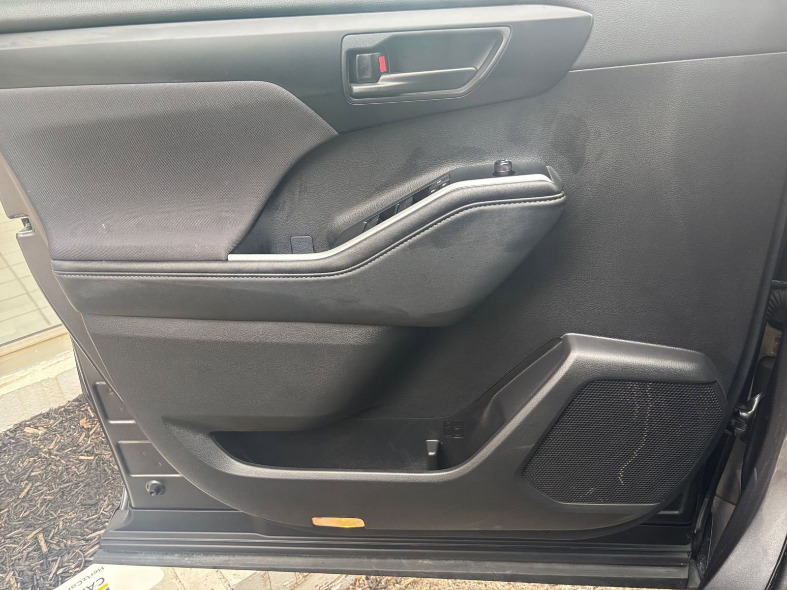 Used 2025 Toyota Highlander LE image 18