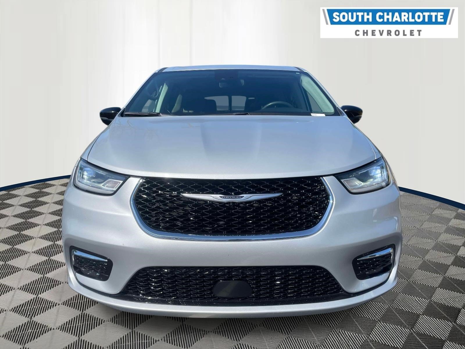 Used 2024 Chrysler Pacifica Touring-L FWD image 2