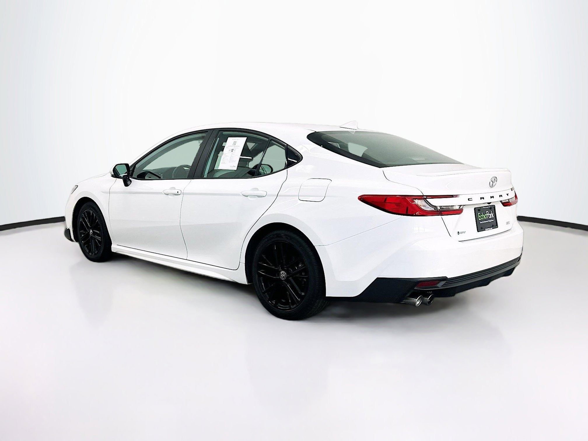 Used 2025 Toyota Camry SE image 5