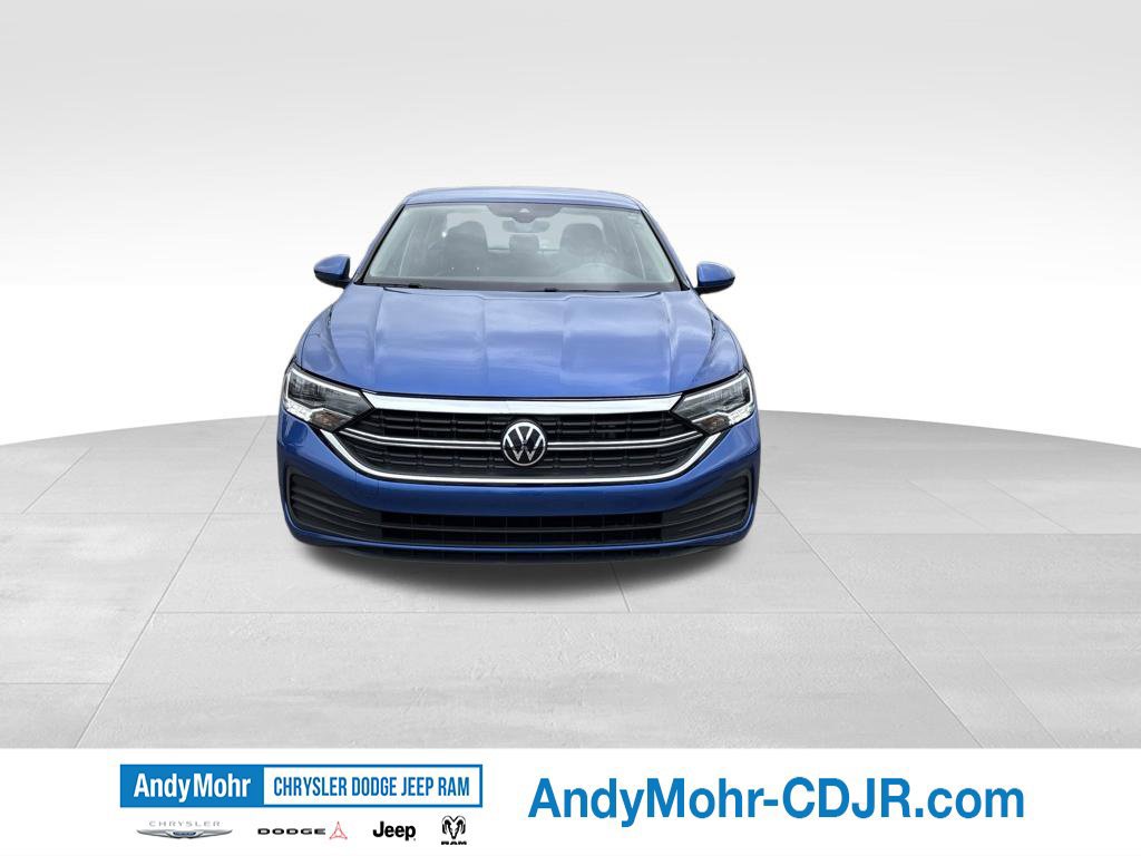 Used 2024 Volkswagen Jetta SE FWD image 2