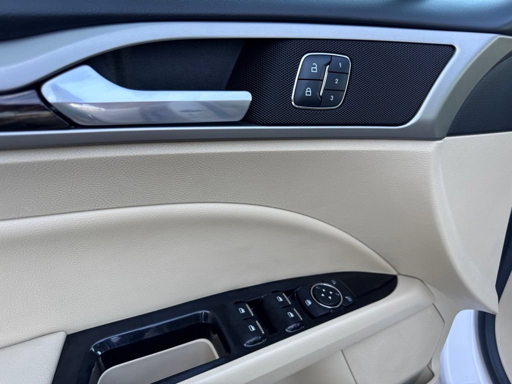 Used 2016 Ford Fusion SE w/ Equipment Group 502A FWD image 15