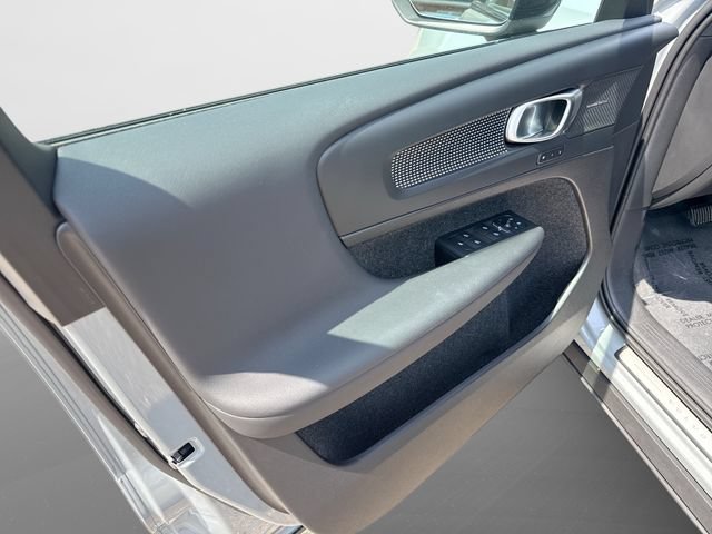 Certified 2025 Volvo XC40 B5 Plus AWD/4WD image 18