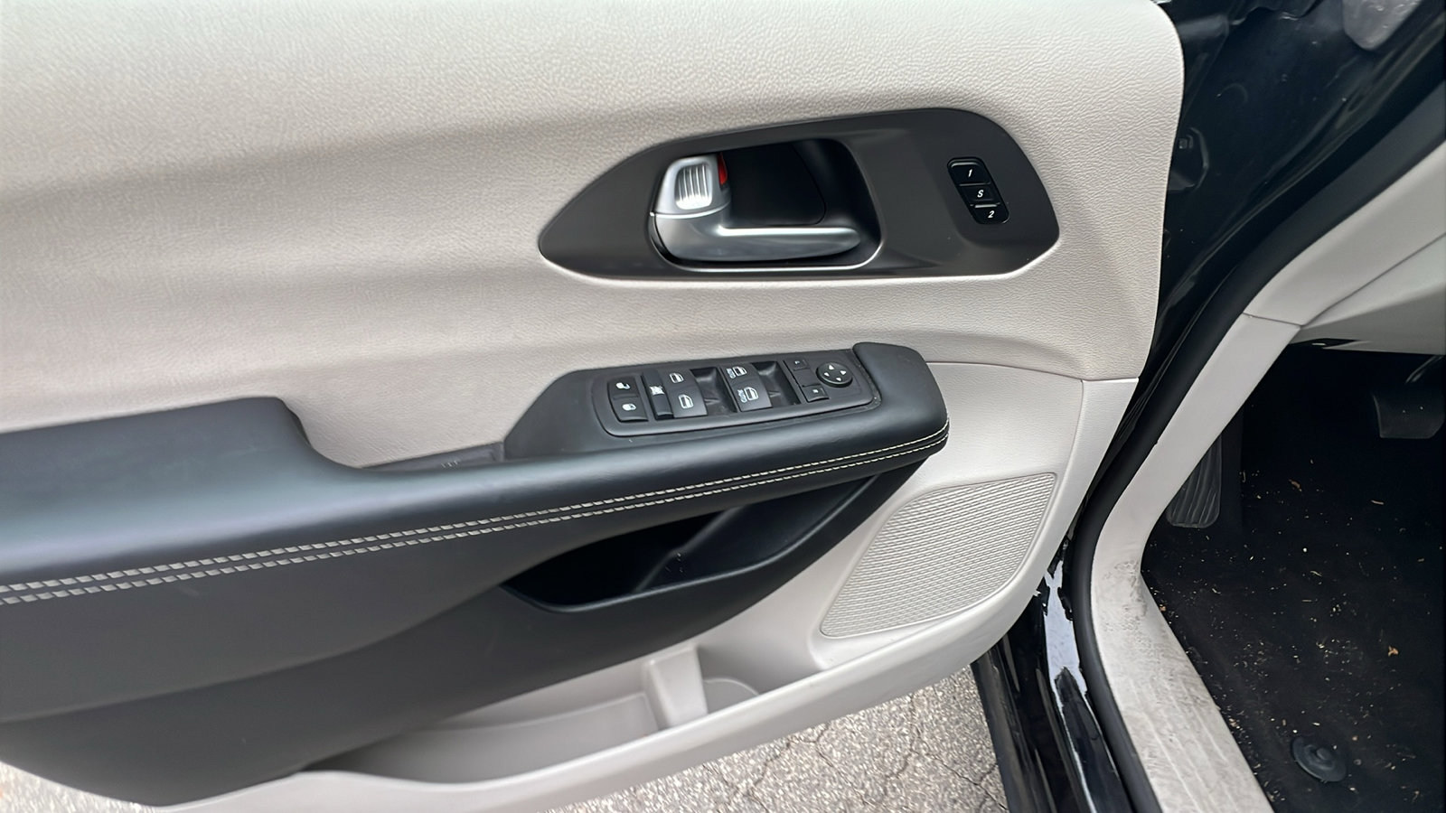 Used 2024 Chrysler Pacifica Touring-L image 15